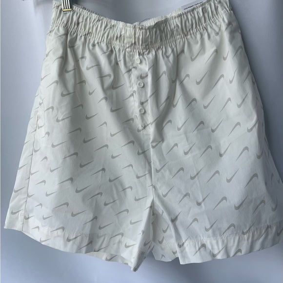 Nike Women’s Loose Fit 4” High-Waisted Woven Shorts Size: XS Color:Sail/Sail NWT - Picture 2 of 11